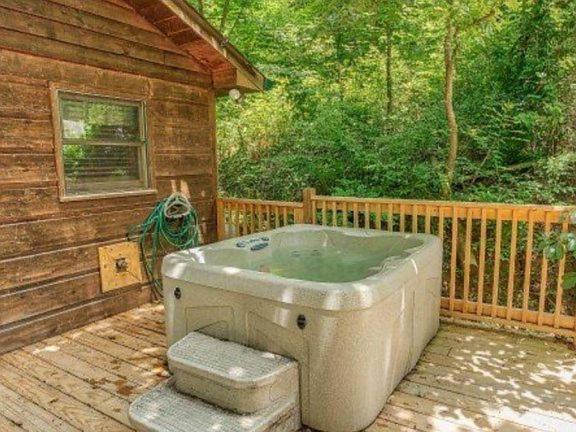 Treehouse Between Gatlinburg And Pigeon Forge. Pet Friendly! Екстер'єр фото