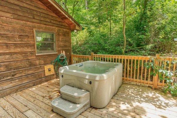 Treehouse Between Gatlinburg And Pigeon Forge. Pet Friendly! Екстер'єр фото